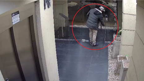 Un hombre rompió la puerta de un edificio de La Plata y atacó un auto en la cochera