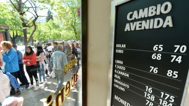 largas filas, consultas e incertidumbre: la expectativa platense por la escalada del dolar