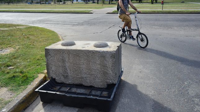 preocupacion por una valla de hormigon abandonada en plena calle tras los recitales de los piojos 