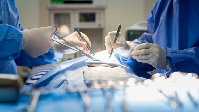 una mujer murio porque le trasplantaron pulmones infectados de covid-19