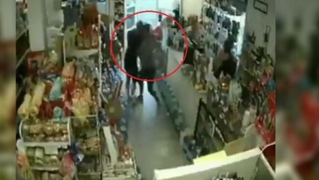 VIDEO: Un ladrón armado con una picana eléctrica asaltó un supermercado de La Plata