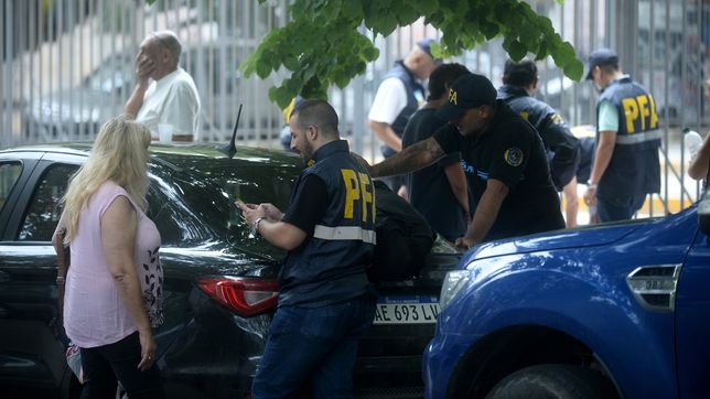 revuelo en pleno centro por un operativo de la policia federal contra arbolitos