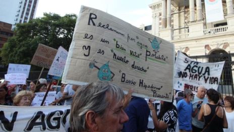 Reclamo falta de agua Casa de Gobierno