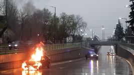 tension en el bajo nivel de 1 y 32 por un auto que se prendio fuego tension en el bajo nivel de 1 y 32 por un auto que se prendio fuego