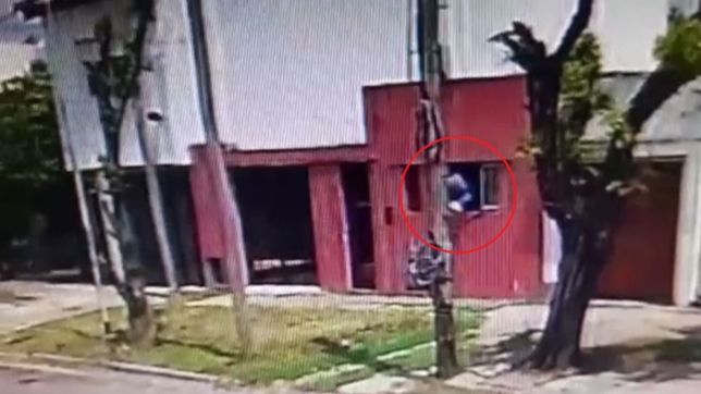 a plena luz del dia, por el techo y una ventana: asi robaron en una casa de la plata