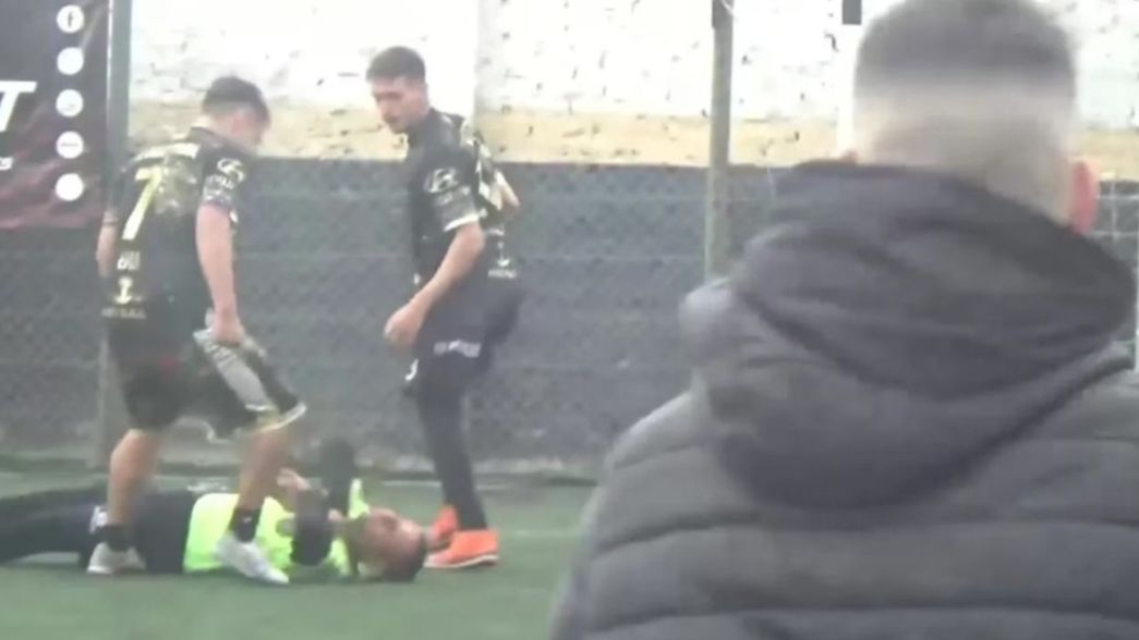 El impactante video de un futbolista que dejó inconsciente a un árbitro de una patada