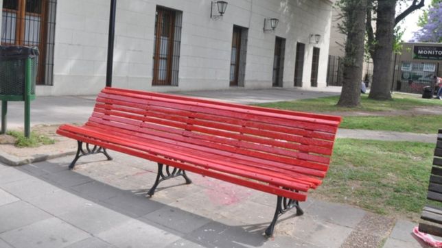 colocan bancos rojos en la plata en memoria de las victimas de la violencia machista