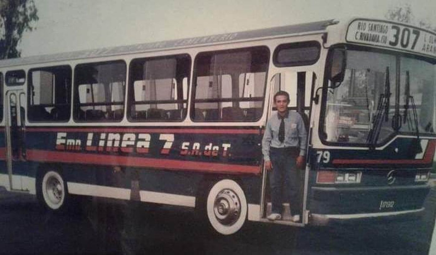 El usuario Marcelo Alejandro Fernández comentó una publicación de Facebook sobre la presentación del micro retro con una nostálgica foto. 