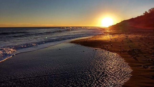 la playa alejada de la costa atlantica ideal para descansar durante todo el ano