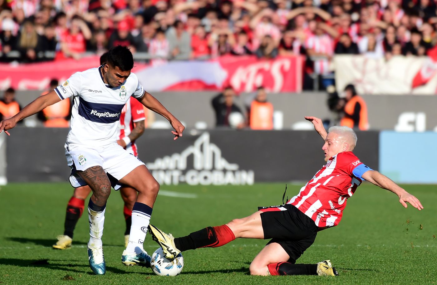 Estudiantes Gimnasia Clásico platense David Zalazar Santiago Ascacíbar.jpg