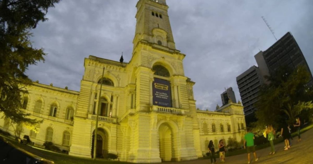 ¿Por qué se iluminó de amarrillo la Municipalidad de La Plata?