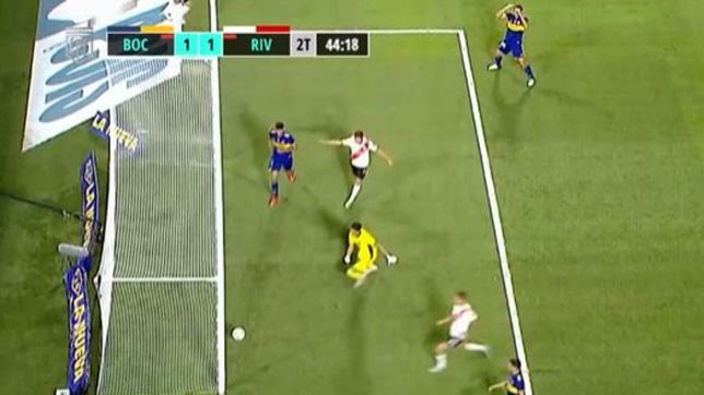 un periodista de river denuncio que boca manejo la pelota con un iphone para evitar el gol