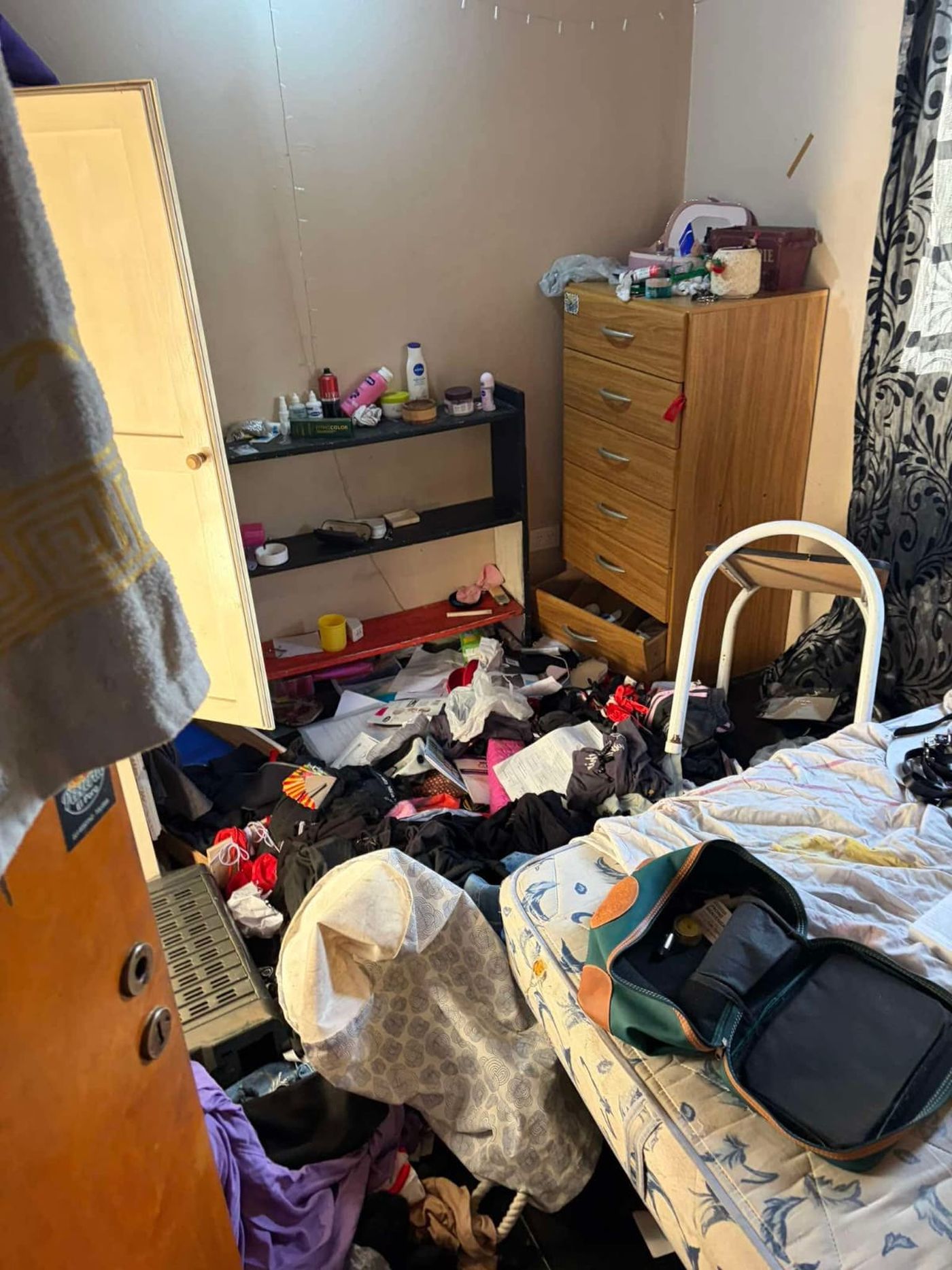 Así quedó la casa que fue desvalijada por al menos tres ladrones