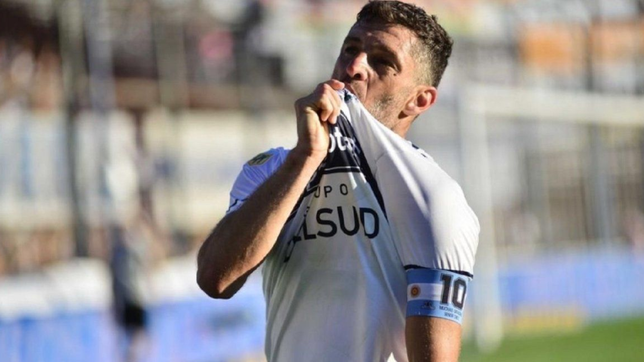 licht admitio que le duele ver al lobo asi y recordo todo lo que dejo para volver