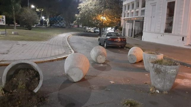 ataque vandalico a los macetones ubicados frente a la casa curuchet de la plata