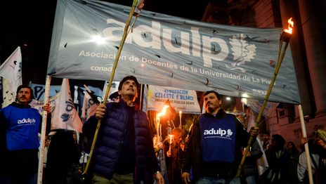 Docentes de la UNLP van al paro y se sumarán a la Marcha Nacional de Antorchas