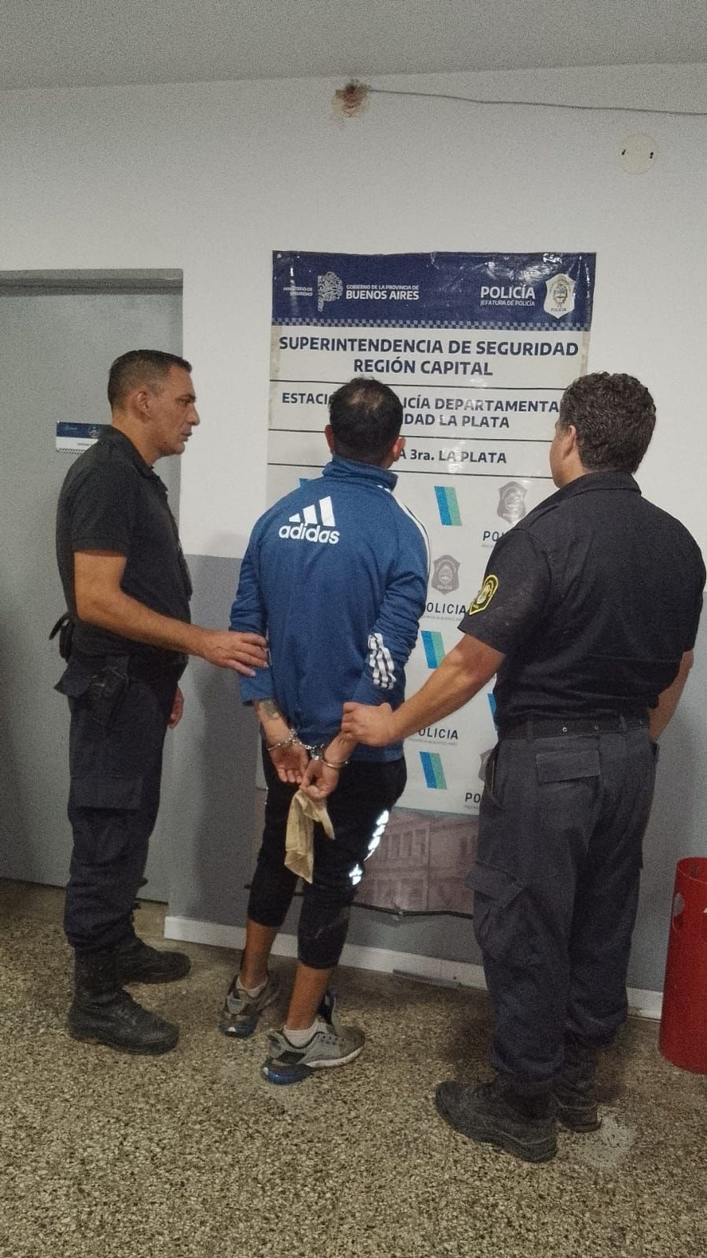 Uno de los aprehendidos por herir a uno de sus vecinos en la Megatoma de Los Hornos, La Plata.