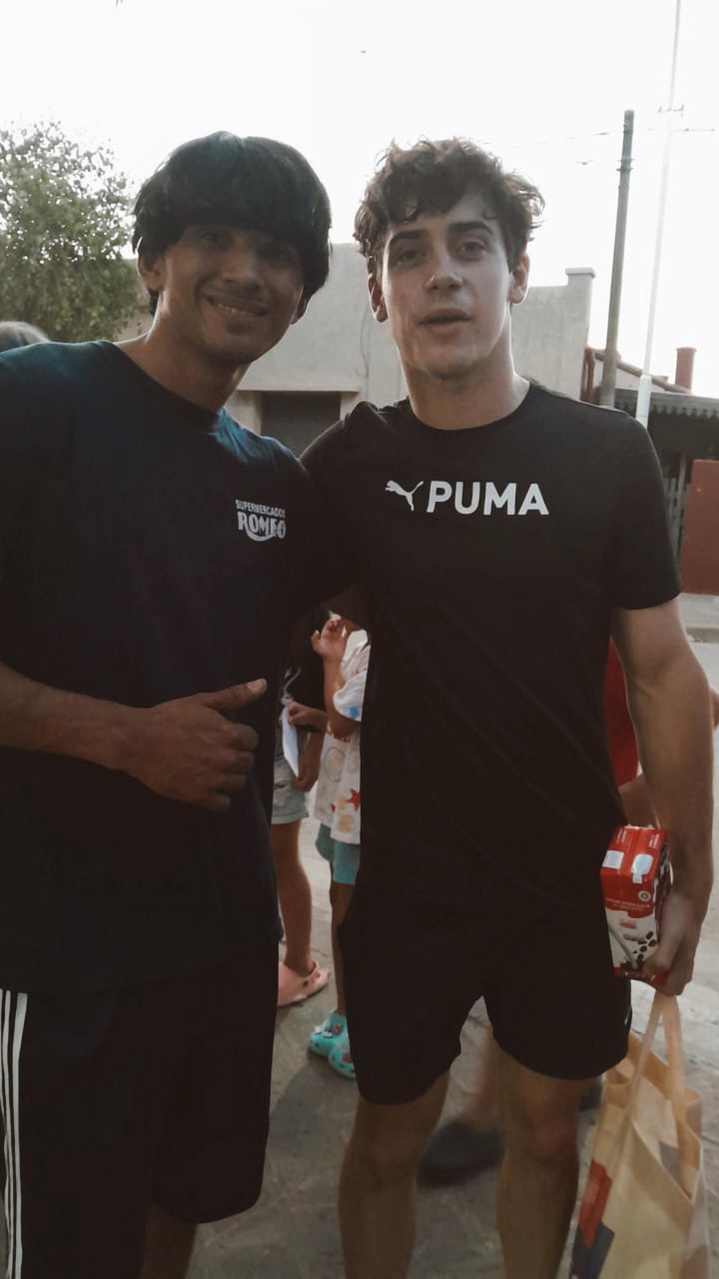 Franco Colapinto junto a un fan de San Andrés de Giles