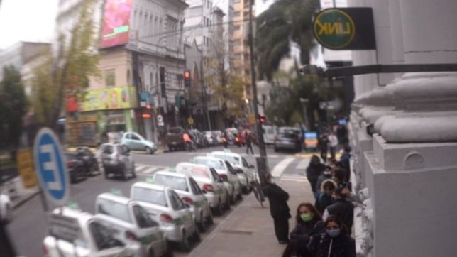 volvieron las colas y las esperas a los bancos de la plata en plena cuarentena
