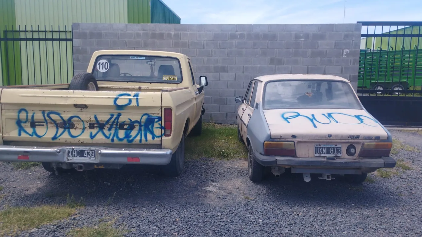 Las pintadas realizadas sobre los autos estacionados en el corralón municipal.
