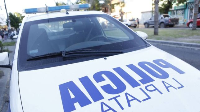 un ladron se metio a una casa por la ventana, amenazo a la duena y huyo con $170.000