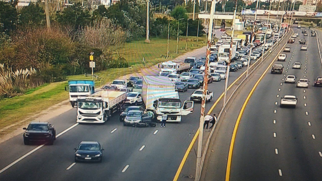 un motociclista murio tras un choque en cadena en la autopista la plata-buenos aires