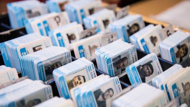 denuncian que una red de la plata vende licencias de conducir falsas por facebook