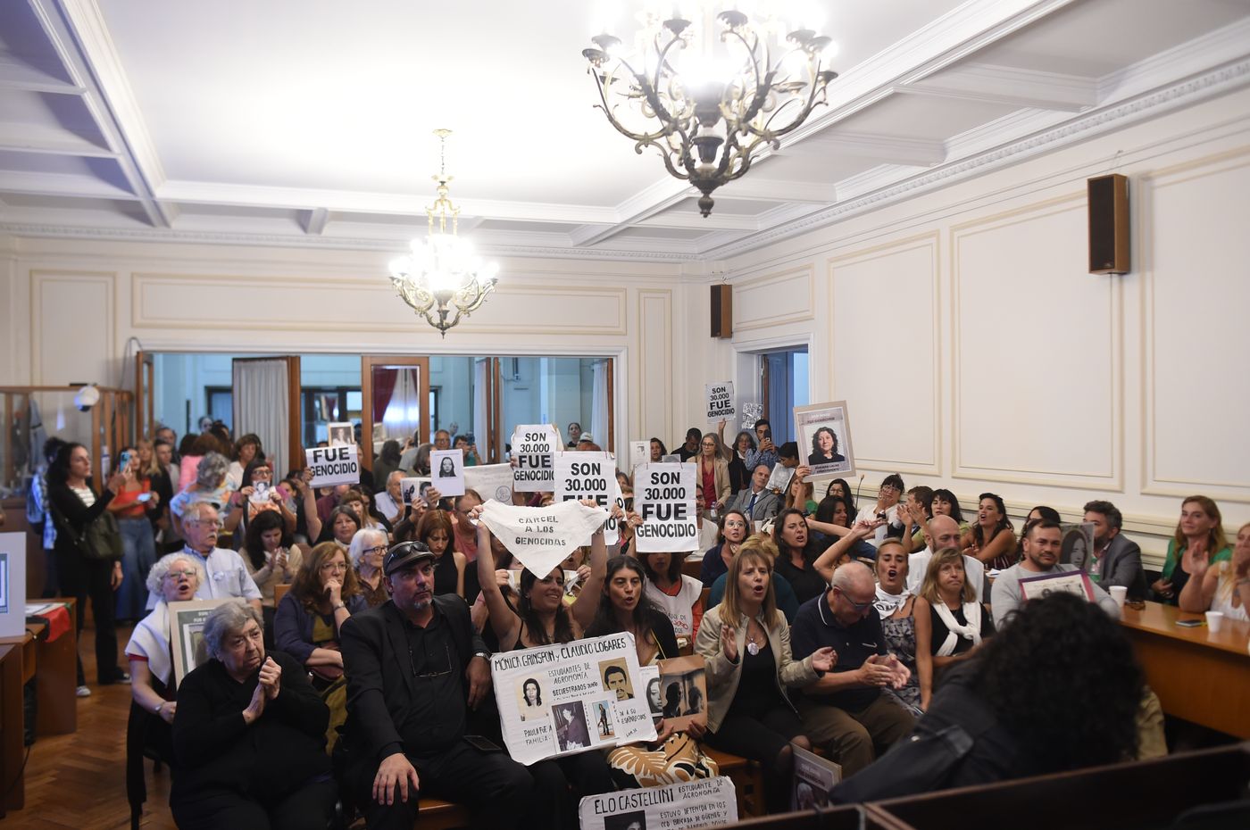 Varios imputados murieron durante los tres años que duró el juicio, entre ellos, Miguel Osvaldo Etchecolatz, director general de Investigaciones de la policía de la Provincia de Buenos Aires.