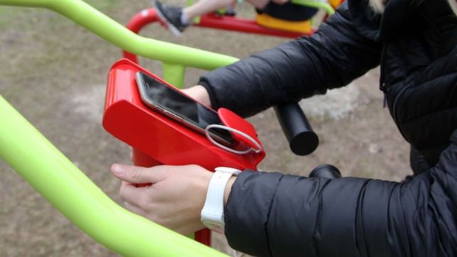 proponen instalar paneles solares y torres usb en parques y plazas de la ciudad