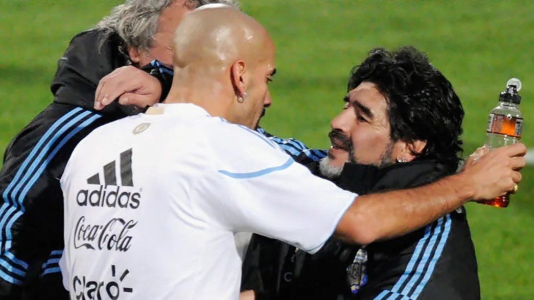 Verón cruzó a Adorni con los tapones de punta por ningunear a Diego Maradona