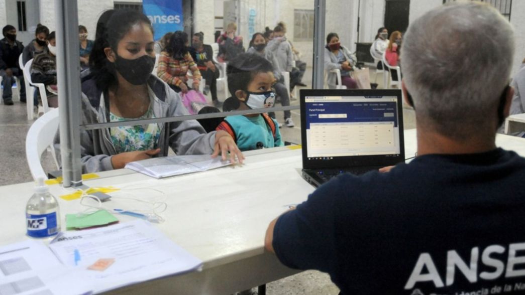 Cómo es el ingreso universal que reemplazaría al IFE y que evalúa el Gobierno