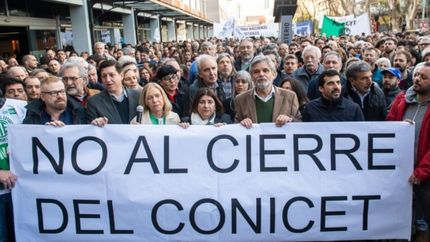 Una multitud de científicos e investigadores marchó en defensa del CONICET