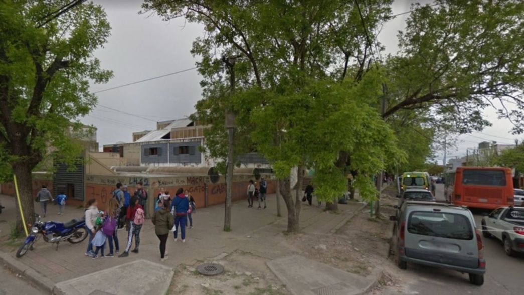 Jornada solidaria en Los Hornos para refaccionar el tradicional Colegio Comercial