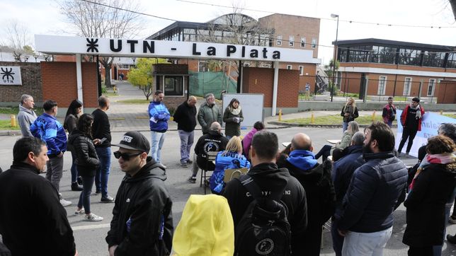 trabajadores de la utn regional la plata cortaron avenida 60 e hicieron una asamblea para visibilizar reclamos