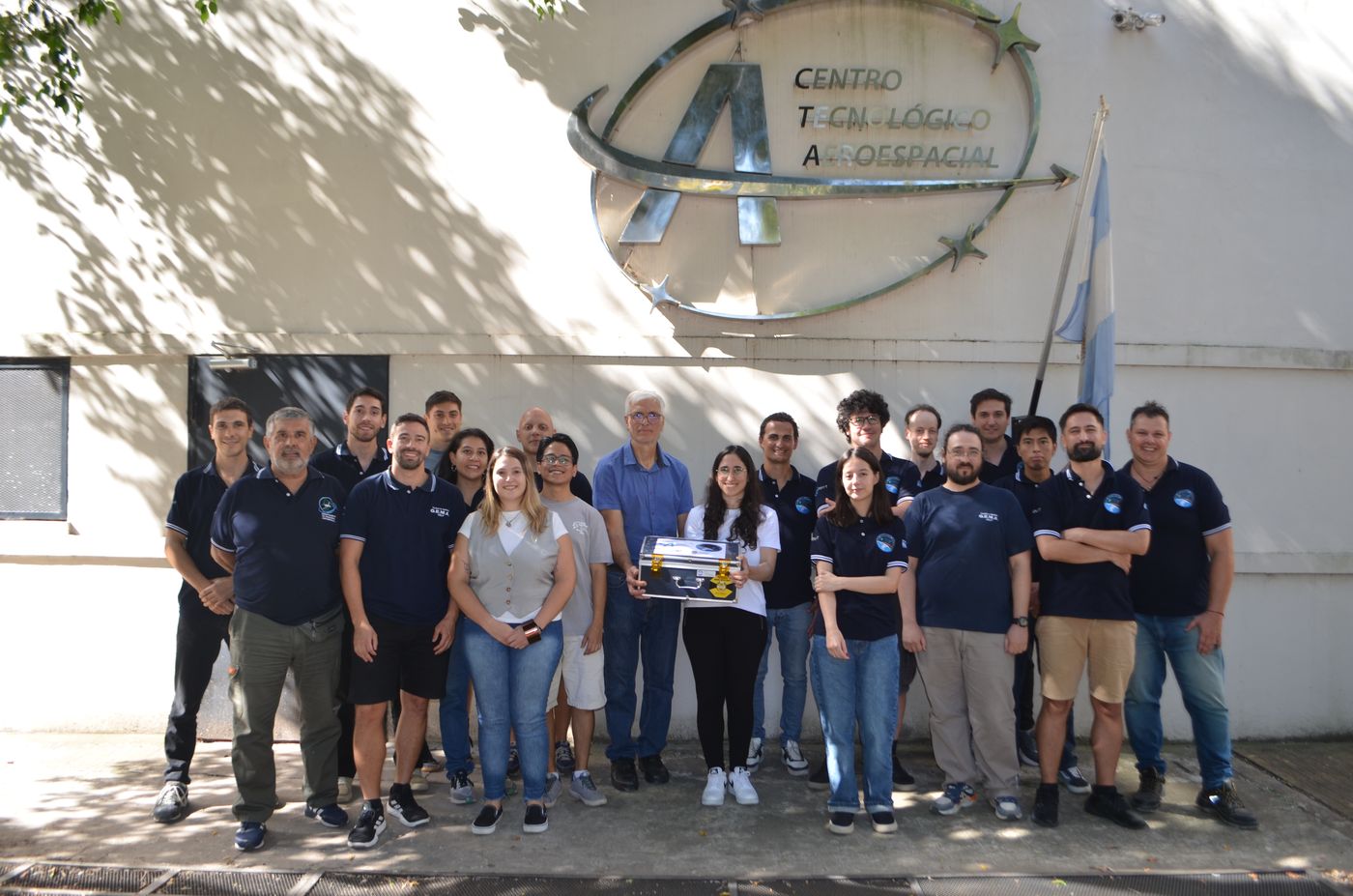 El equipo de trabajo de la UNLP, con el sat&eacute;lite listo para partir hacia Espa&ntilde;a como equipaje de mano