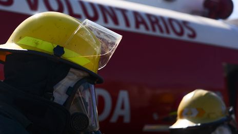 Un jubilado de 83 años terminó internado tras ser rescatado de un grave incendio en Berisso Un jubilado de 83 años terminó internado tras ser rescatado de un grave incendio en Berisso