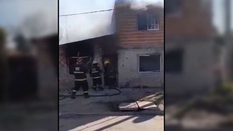 Brutal pelea vecinal: incendiaron una casa, le pegaron a policías y destrozaron un patrullero
