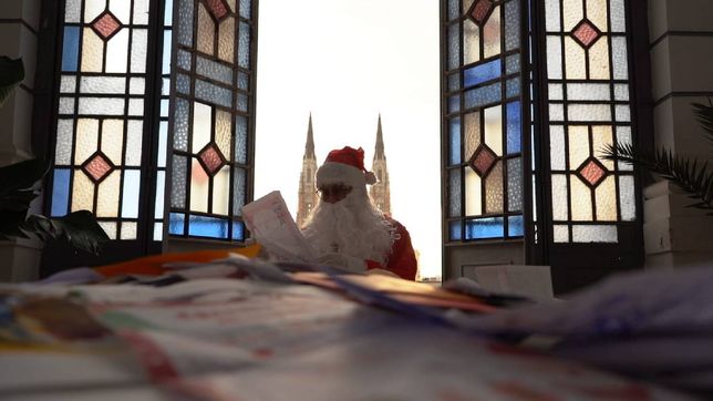 entre deseos y sorpresas papa noel abrio el buzon con miles de cartas en la plata