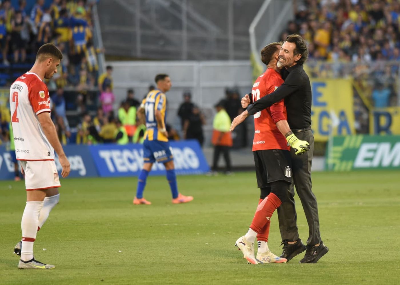 El abrazo de Eduardo Dom&iacute;nguez con Fernando Muslera.