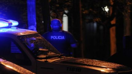 Rompió la puerta de la ex mutual de médicos y se puso a inhalar nafta: lo internaron