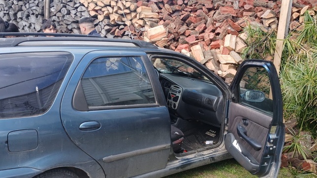 perdio el control en la avenida 520 y termino incrustado contra un monticulo lena