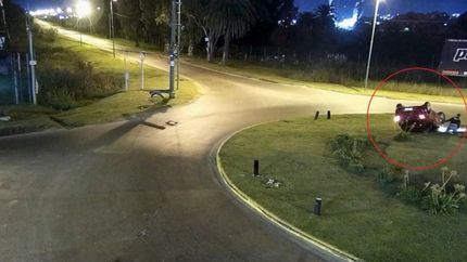 Milagro en Ensenada: subió a una rotonda con el auto, volcó y salió caminando como si nada