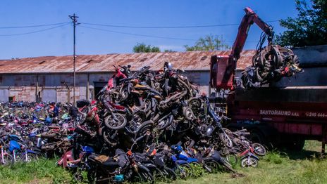 Un senador pidió aplicar en La Plata la compactación de motos usadas en picadas Un senador pidió aplicar en La Plata la compactación de motos usadas en picadas