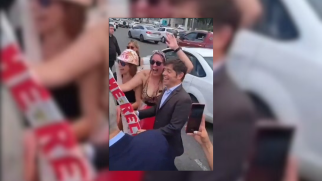 dos chicas festejaban su recibida y se cruzaron sorpresivamente con kicillof y alak en plaza moreno