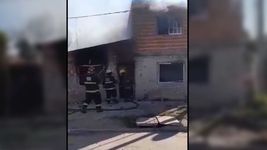 brutal pelea vecinal: incendiaron una casa, le pegaron a policias y destrozaron un patrullero