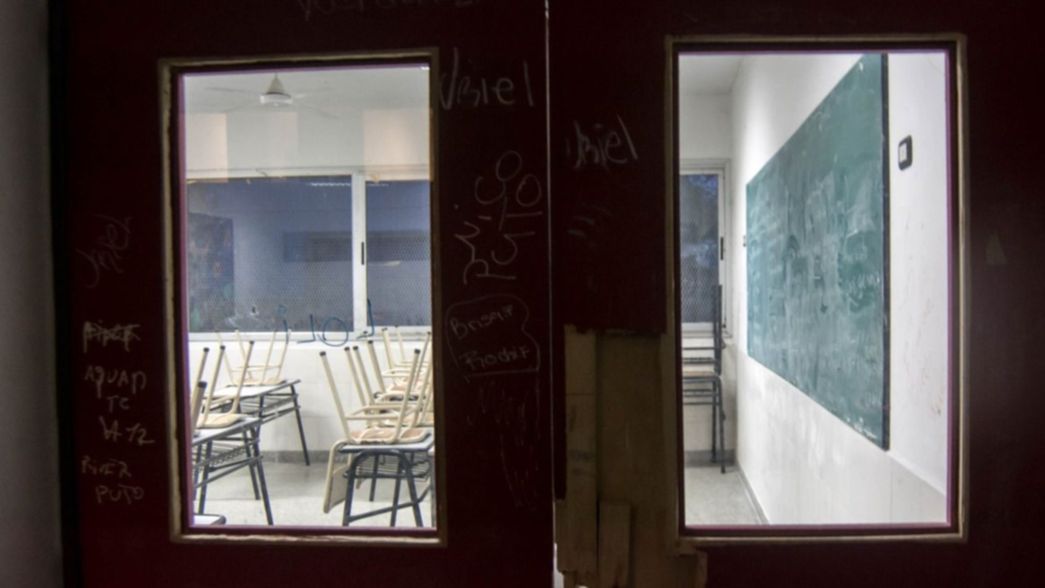 Destrozaron una escuela de La Plata y suspendieron el último día de clases