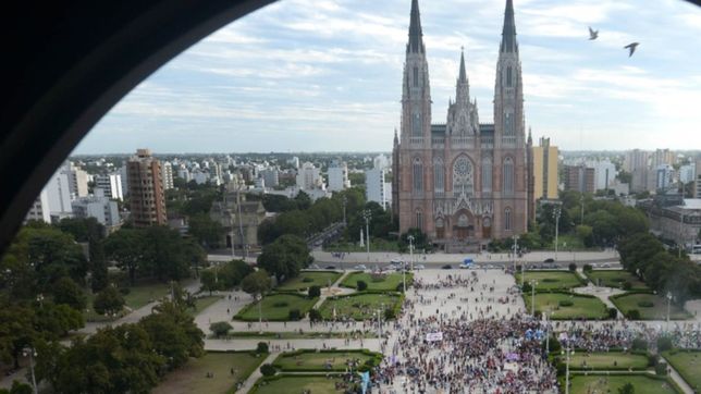 platenses organizan una marcha en plaza moreno contra el venezolano maduro