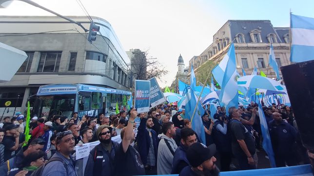 la uocra realizo una premarcha en la plata por el financiamiento universitario