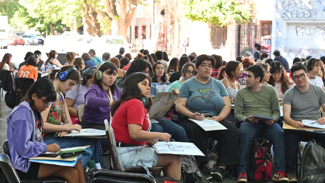 La lucha estudiantil en la UNLP siguió en las calles con clases públicas en la facultad de Artes