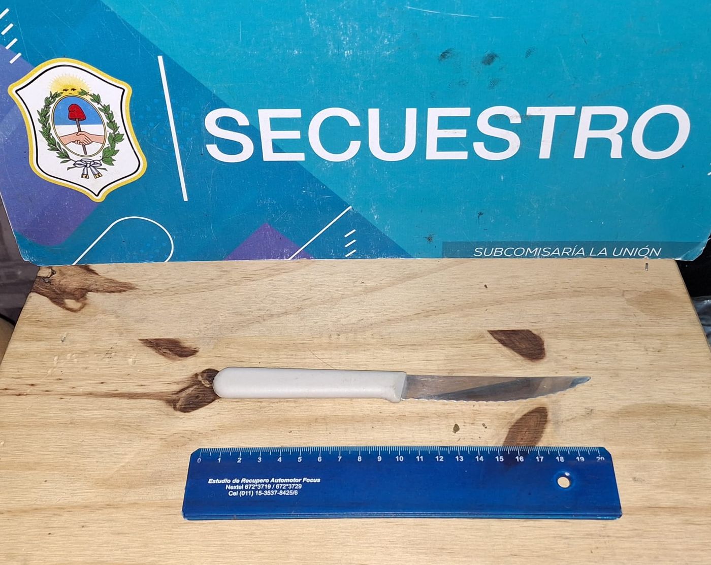 El cuchillo con el que el hombre atac&oacute; a su madre y a los vecinos del barrio de San Carlos, al oestes de La Plata